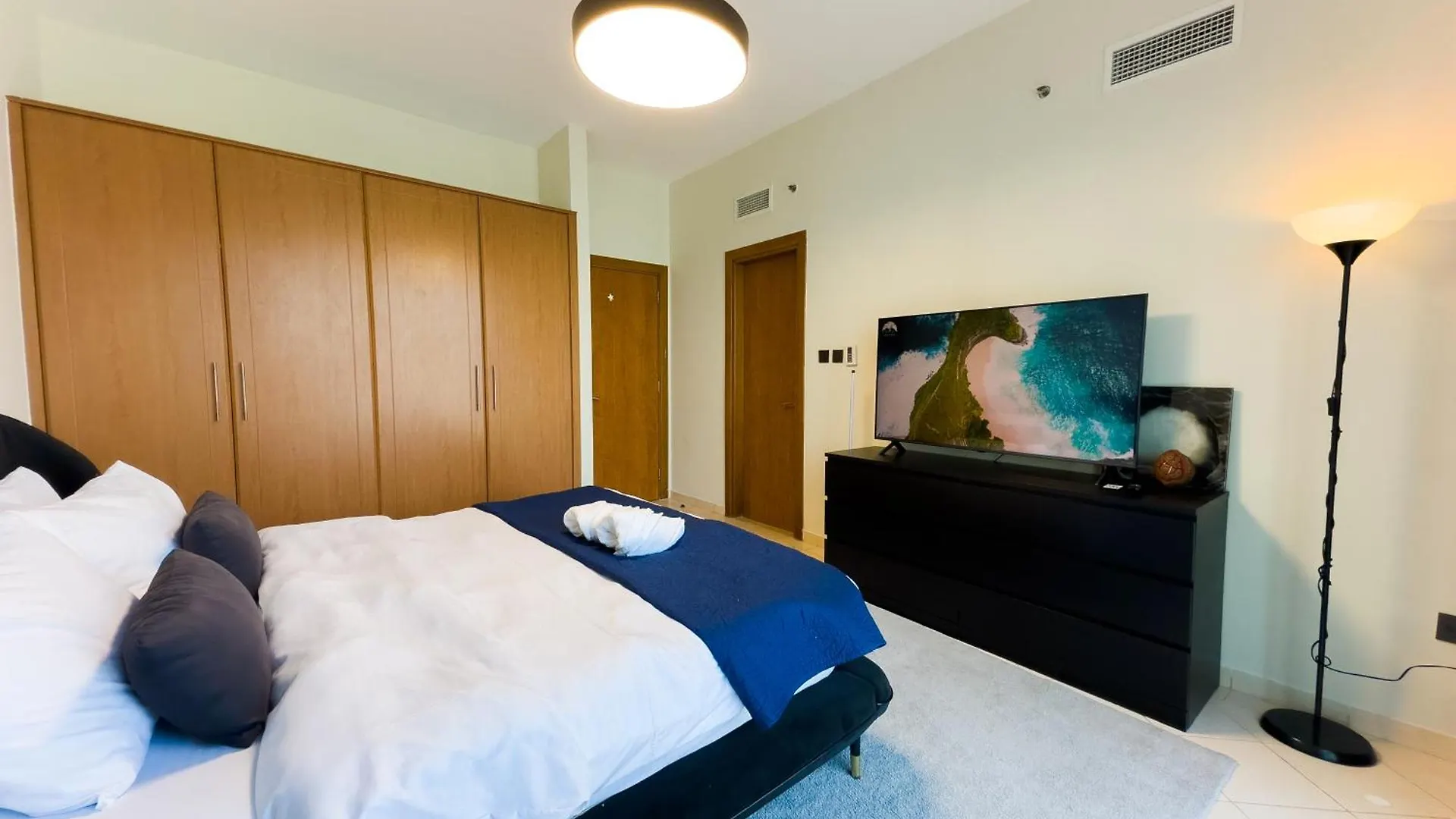 Spacious 2Br In Lago Vista Tower Dubai 0*,  Emirados Árabes Unidos