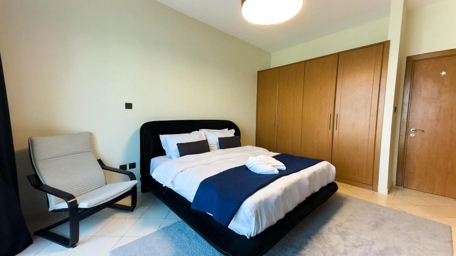 Spacious 2Br In Lago Vista Tower Dubai Apartamento