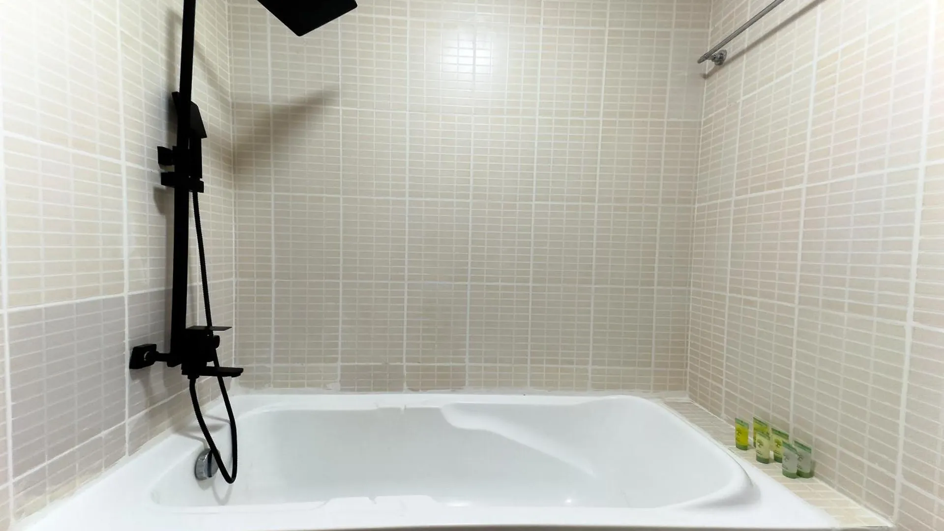 Spacious 2Br In Lago Vista Tower Dubai 0*,