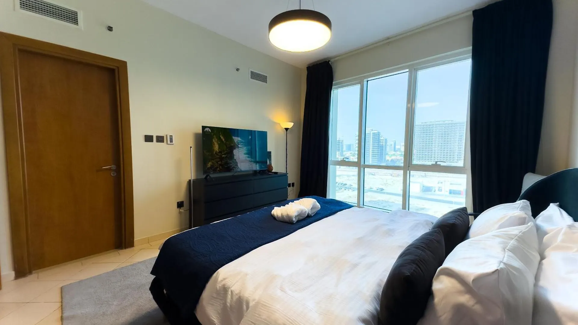 Spacious 2Br In Lago Vista Tower Dubai 0*,