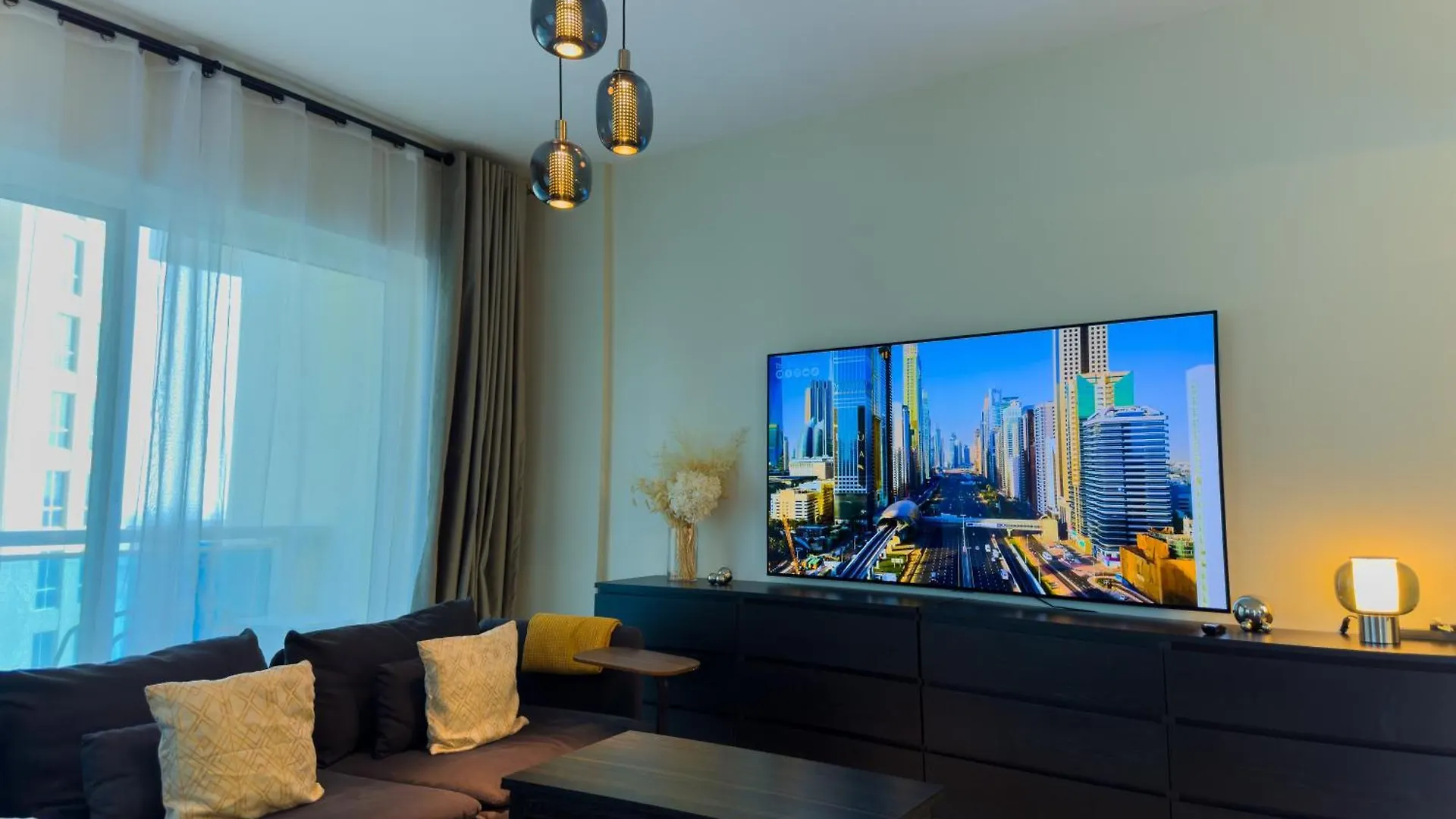 Spacious 2Br In Lago Vista Tower Dubai Apartamento