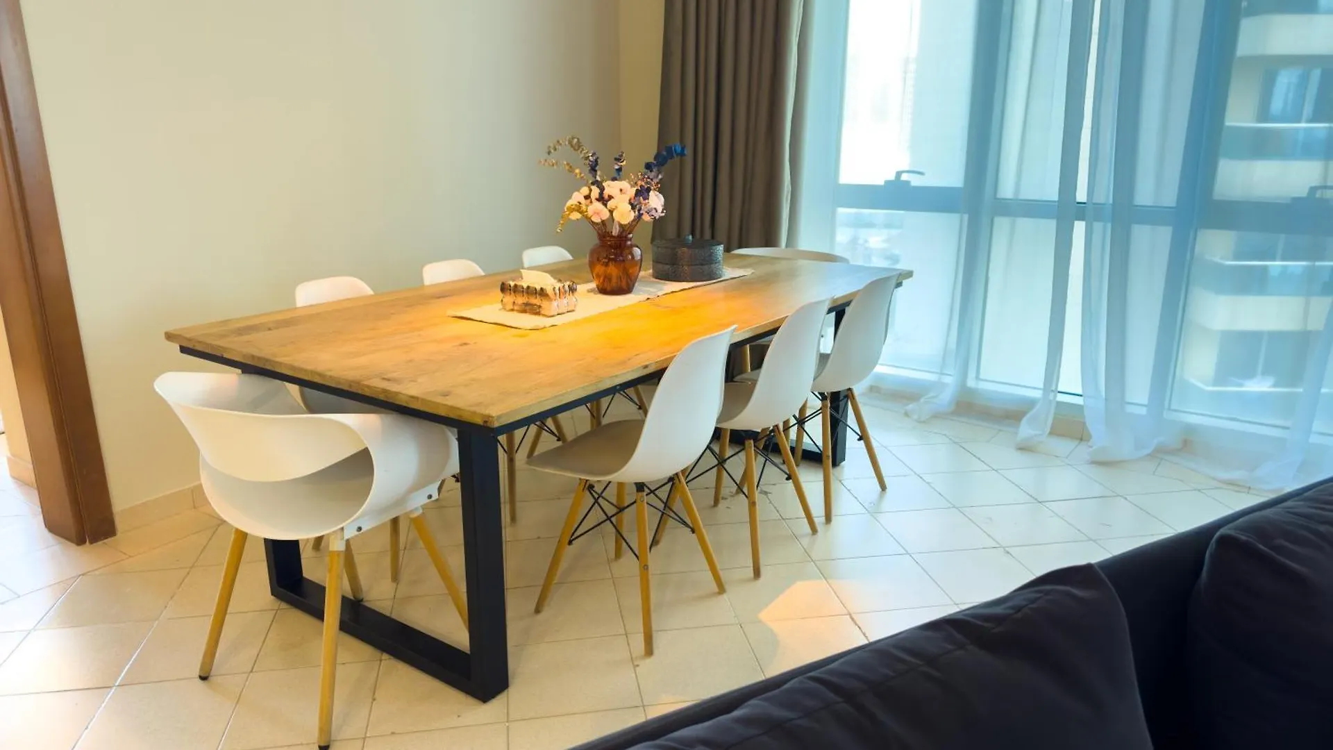 Spacious 2Br In Lago Vista Tower Dubai Apartamento