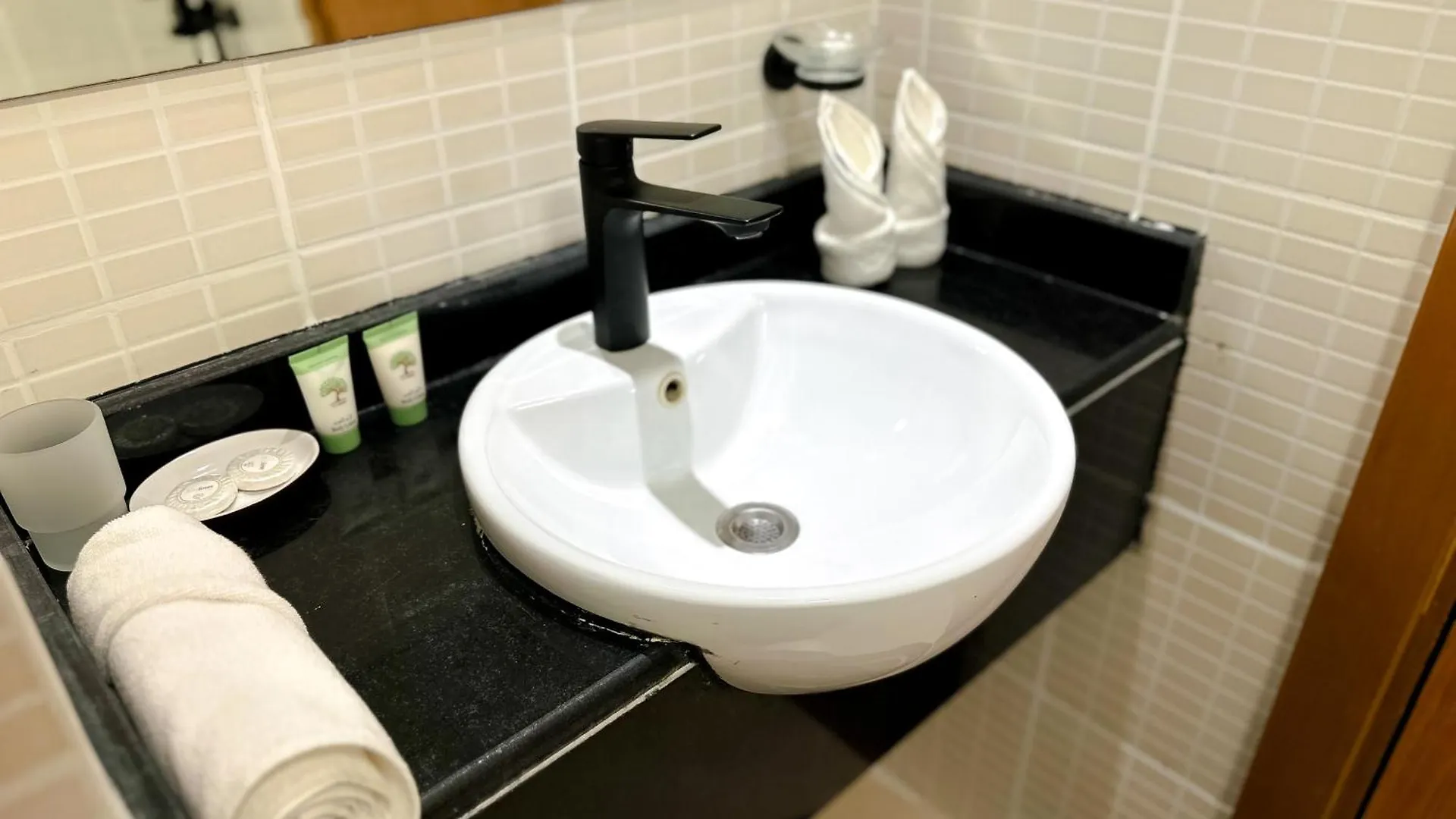 Spacious 2Br In Lago Vista Tower Dubai
