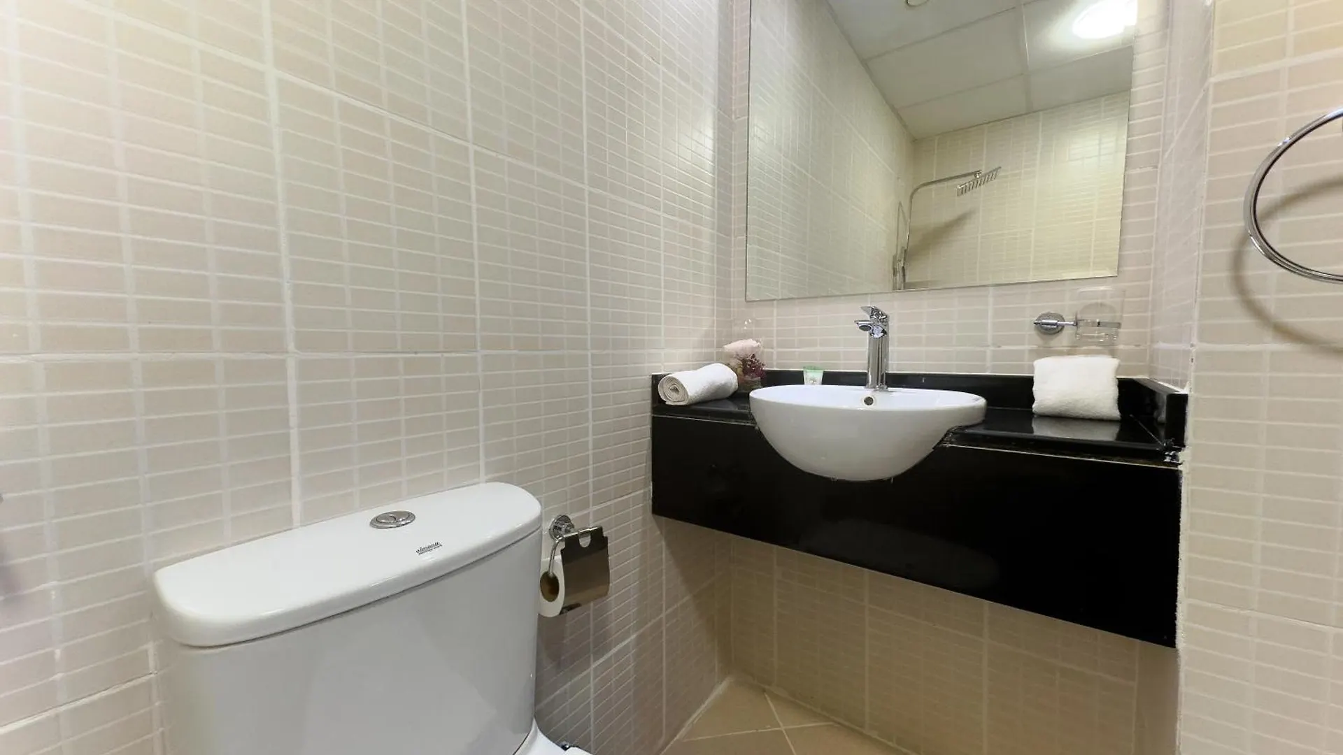 Spacious 2Br In Lago Vista Tower Dubai Apartamento