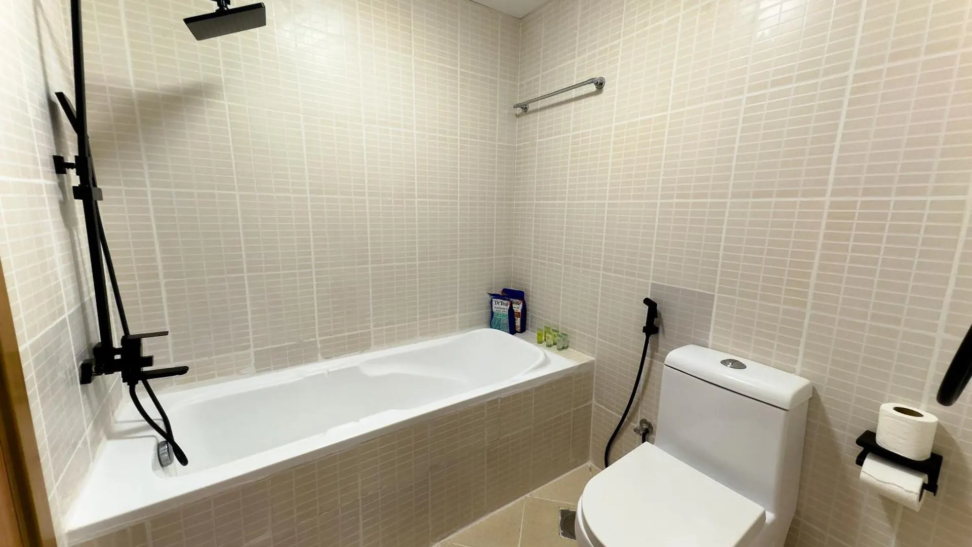 Spacious 2Br In Lago Vista Tower Dubai